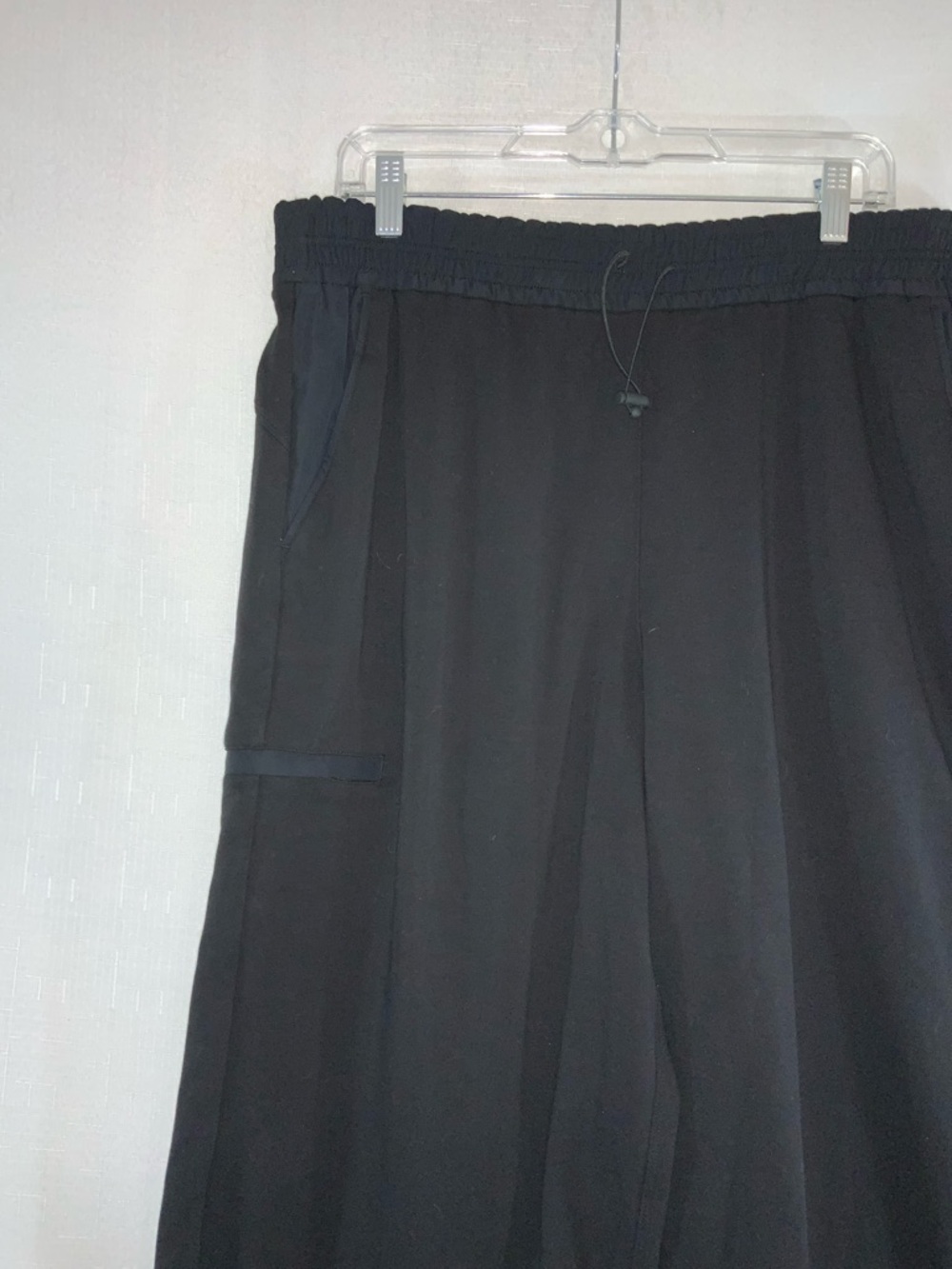 422 NEW! Athleta Triumph Hybrid Wide Leg Black Cropped Capri Pants w/ Pockets - Picture 5 of 14